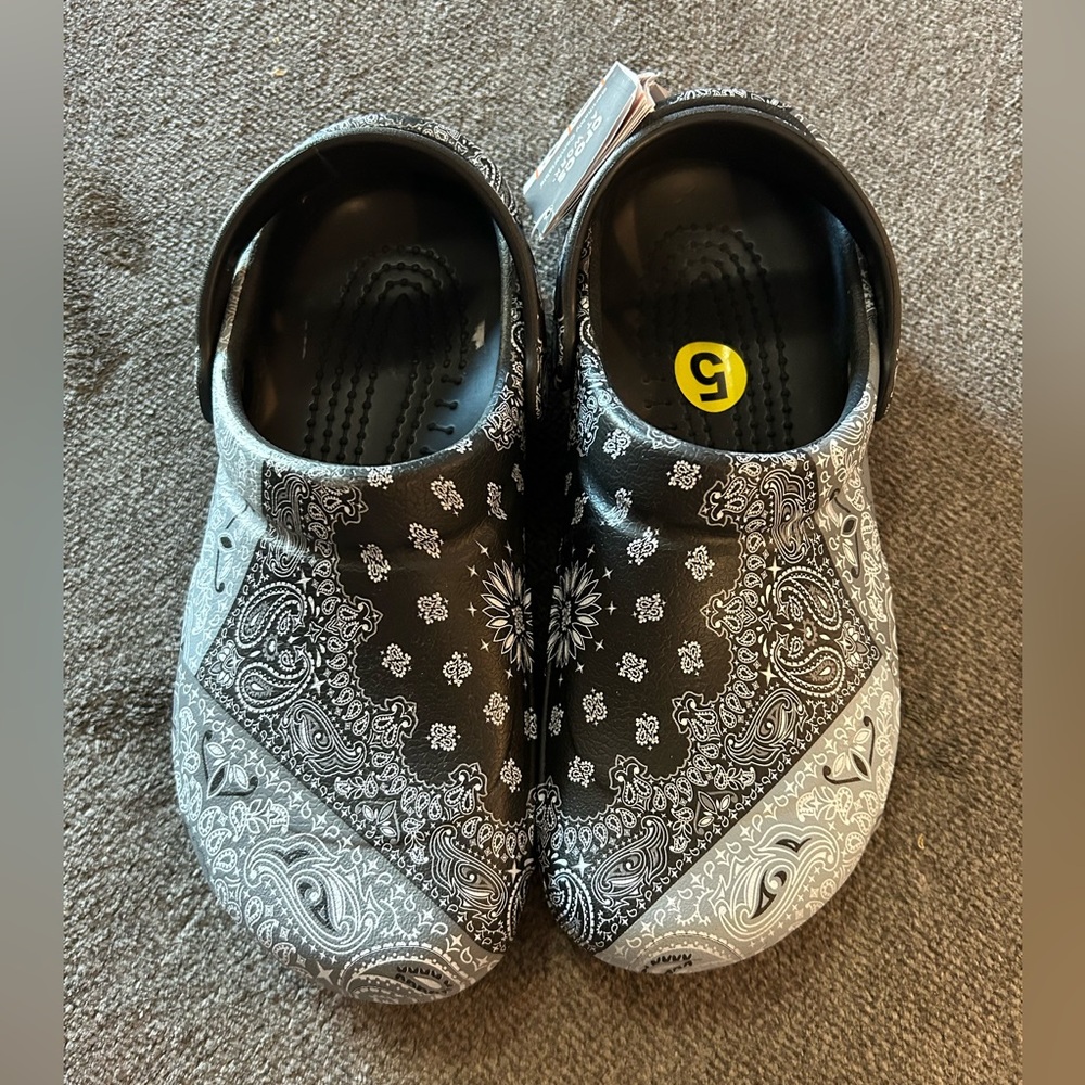 CROCS Bistro Black Gray Paisley Bandana Sandals Clog Size W7/M5!